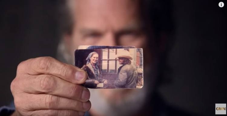 Jeff Bridges holds up photo of the first time he spoke to his wife Susan