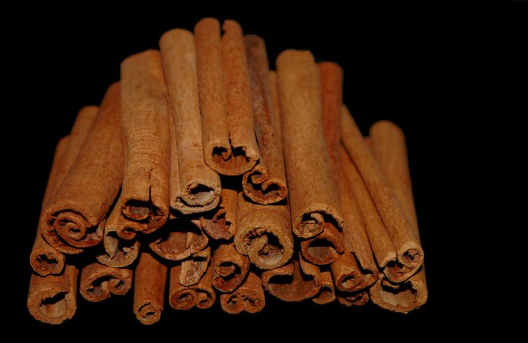Image of cinnamon sticks.